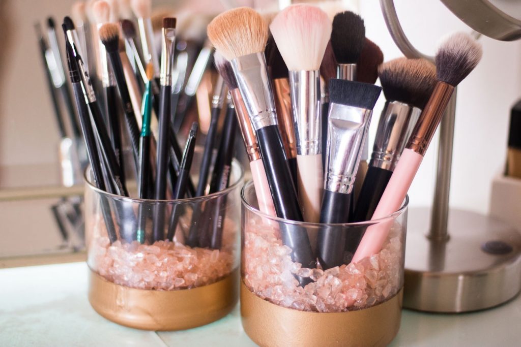 DIY Makeup Brush Holder - Pretty In Pigment